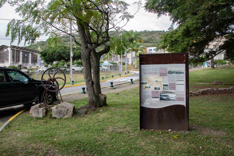 Île Nou 19 July DSC_3866 signs small